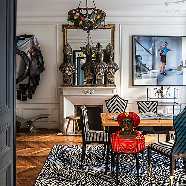 Imagen principal - En el comedor hay diseños del propio Walckhoff y piezas históricas, como los bustos italianos del siglo XIX sobre la chimenea. A la izquierda, biombo cubierto por papel de pintura de Sacha Walckhoff para YO2 Design. A la derecha, cuadro R.I.P. de Mohamed Bourouissa.