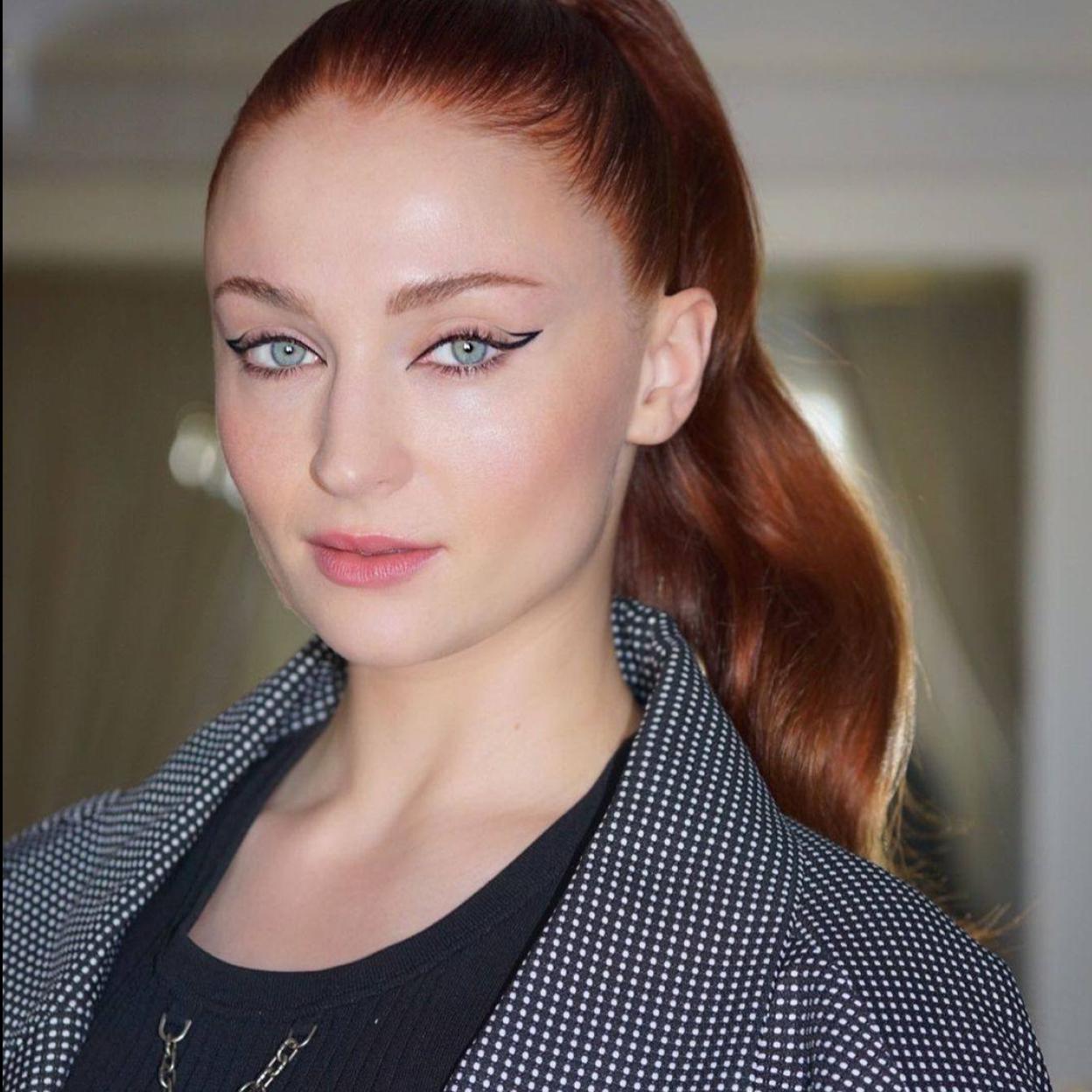 La actriz Sophie Turner presume de una piel respladeciente y clara como la que se consigue con estos sérums