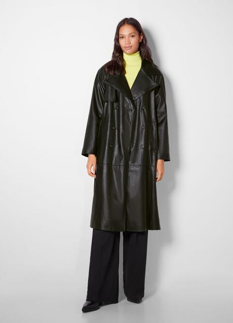 Imagen - Gabardina de cuero de Bershka, 59,99€.