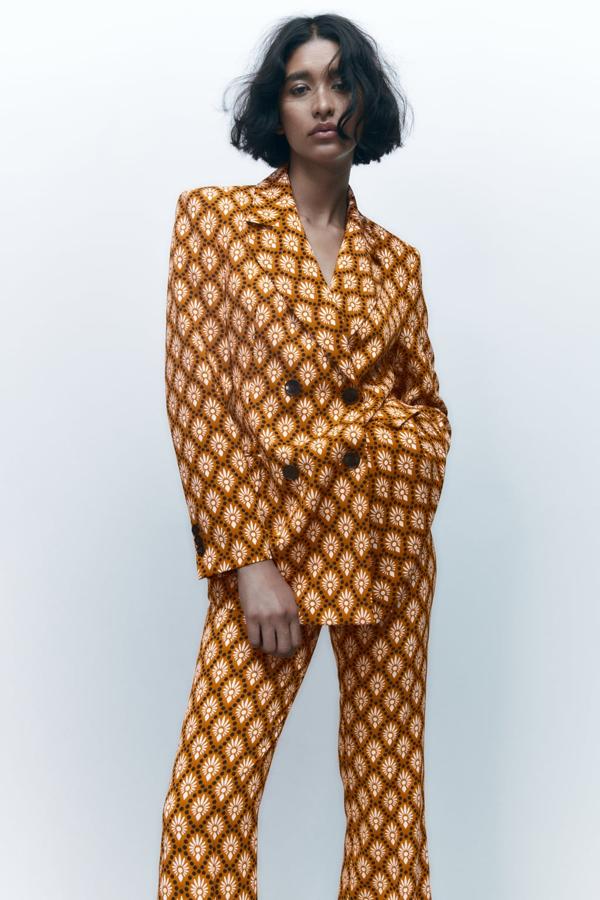 En total look o por separado pero está americana vestirá tus looks de otoño. Blazer con estampado en tonos naranjas de Zara (49,99 euros). 