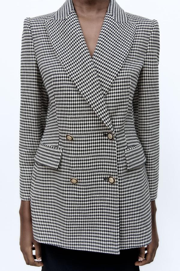 EL binomio más elegante no podía faltar en esta selección. Americana cruzada de Zara (59,99 euros). 