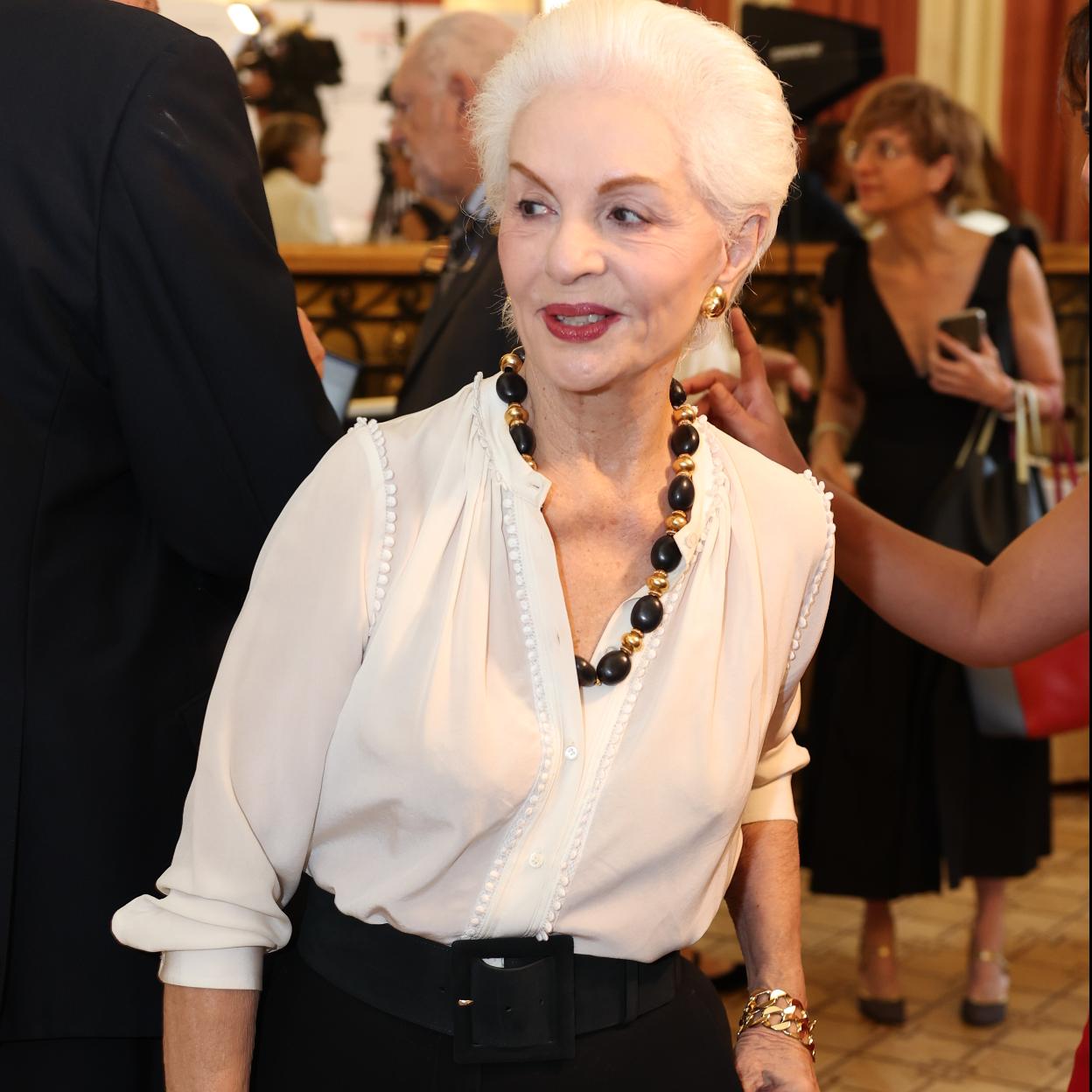 Carolina Herrera eligió un look con camisa blanca.