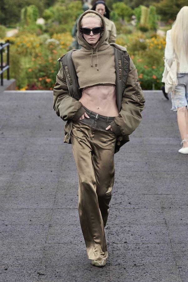 Gigi Hadid y su hermana Bella vuelven a ser protagonistas de un desfile marcado por la lluvia. Una colección que apuesta por la elegancia femenina, pero complementada por la versatilidad del street style parisino. Además, pudimos contemplar un guiño hacia la época dorada de Hubert de Givenchy y Audrey Hepburn, con el complemento estrella de la temporada, unos guantes largos.