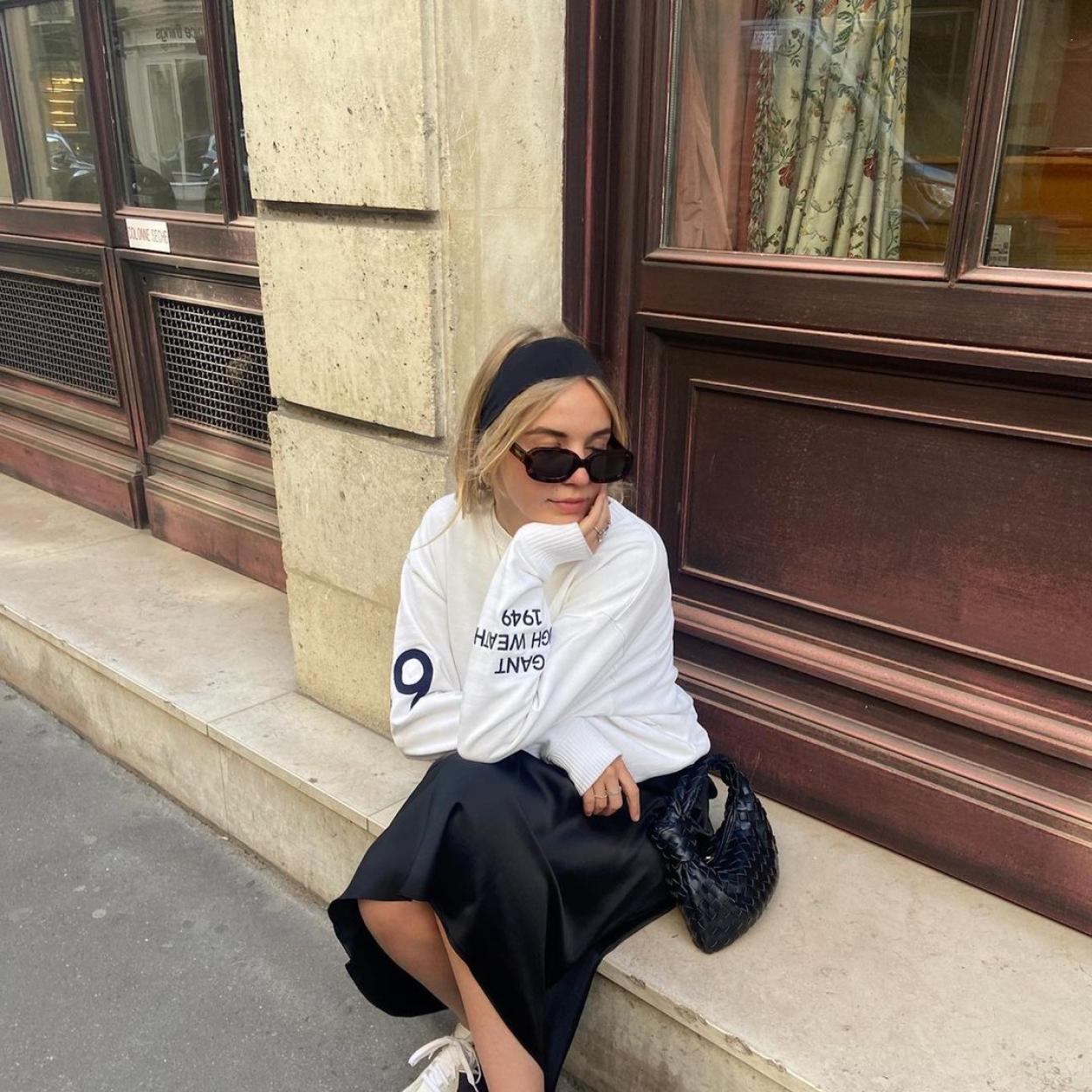 La influencer luce un conjunto a base de básicos que complementa con unas gafas de sol negras. 