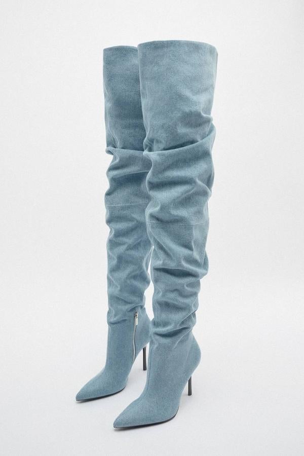 Botas XL confeccionadas en tejido denim con caña amplia con pliegues, tacón y terminadas en punta, color azul claro, de Zara. Las encontrarás a 79,95 euros.