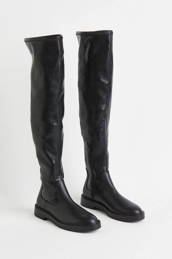 Botas XL en tejido efecto piel con caña tipo calcetín de corte ajustado, puntera redonda y suela plana, color negro, de H&M. Encuéntralas a 59,99 euros.