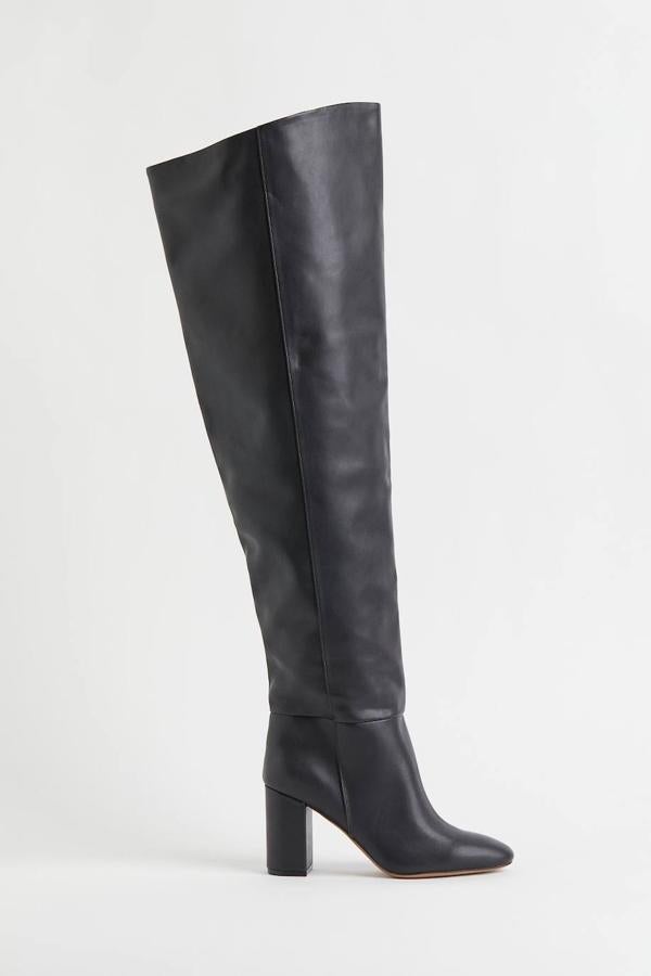 Botas altas XL en tejido efecto piel con caña amplia, puntera redonda y tacón de bloque, color negro, de H&M. Hazte con ellas por 69,99 euros.