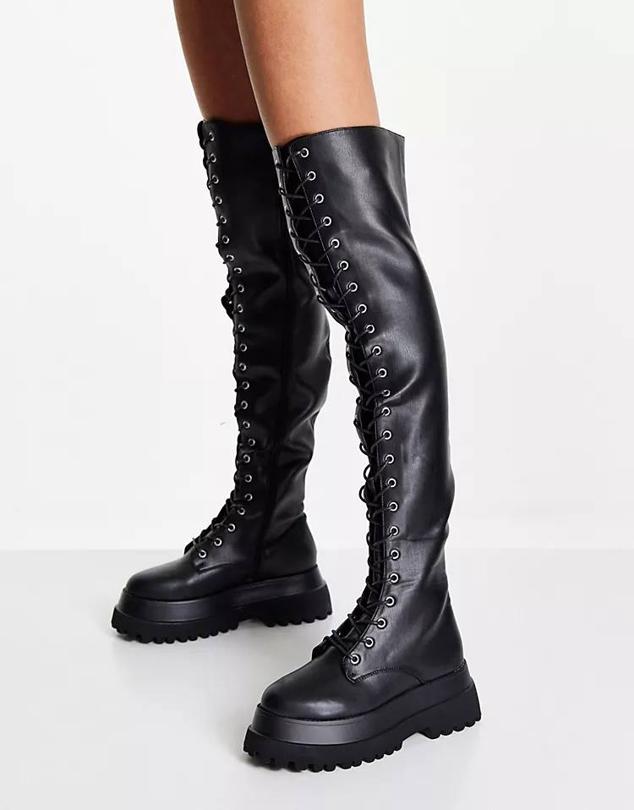 Botas XL estilo combat con caña ajustada, detalle de cordones frontal, puntera redonda y suela track, color negro, de Asos. Tienen un coste de 41,50 euros.