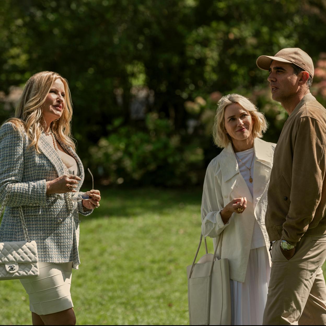 Jennifer Coolidge, Naomi Watts y Bobby Cannavale en una imagen de Vigilante.