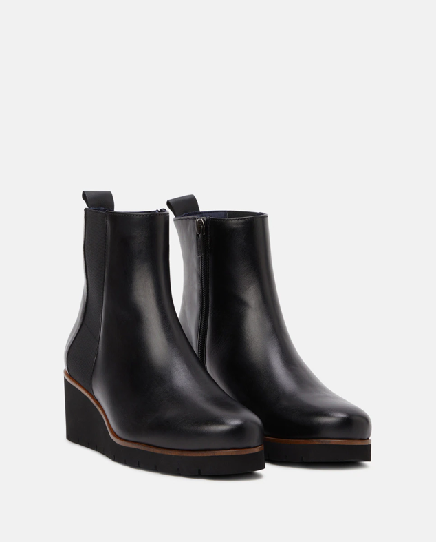 Botines confeccionados en piel para crear una sensación de comodidad para soportarlos durante todo el día. Son de Callaghan. Precio: 119,90 €. Cómpralo aquí