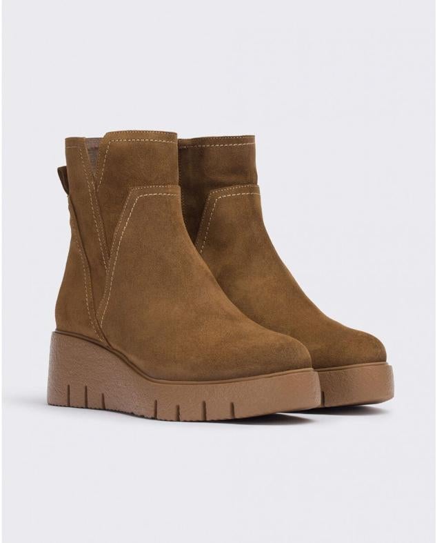 Botines tipo cuña confeccionados en piel de serraje color camel aptos para cualquier estilismo de invierno de oficina. Son de Wonders. Precio: 119 €. Cómpralo aquí