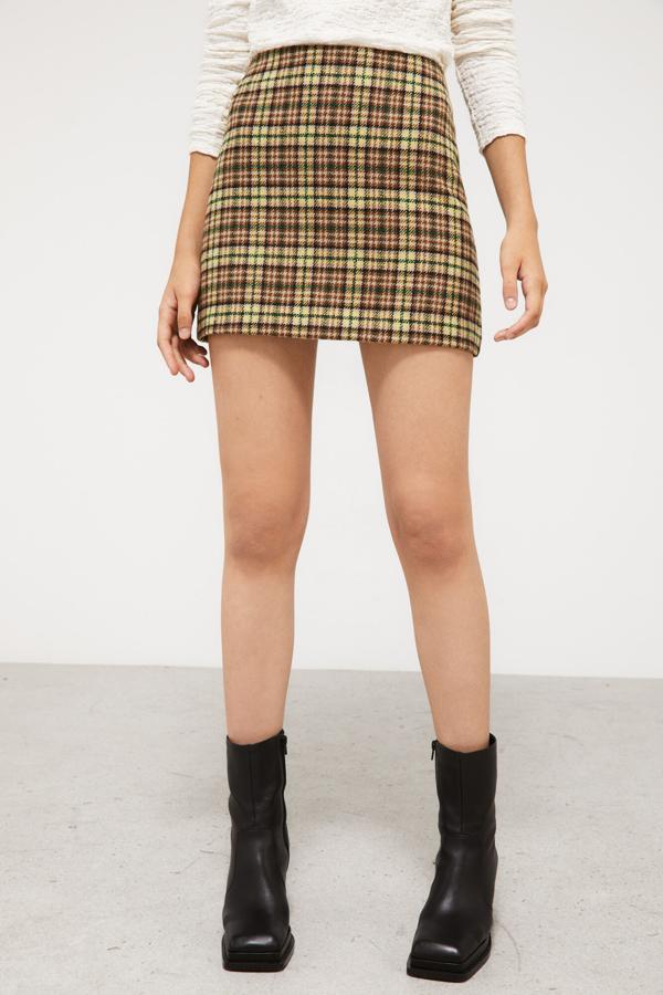 Minifalda de cuadros que podrás combinar con un total look o con cualquier camisa romántica. Es de Cortefiel. Precio: 24,99 €. Cómpralo aquí