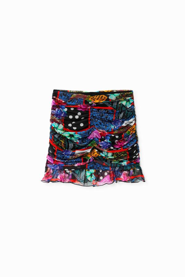 Minifalda confeccionada en tejido suave con estampado tipo patch de lunares y flores. Es de Desigual. Precio: 59,95 €. Cómpralo aquí