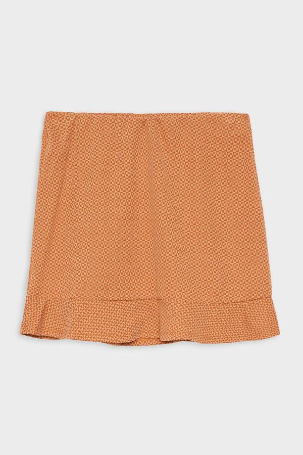 Minifalda con diseño geométrico discreto de un color naranja vibrante. Es de Springfield. Precio: 9,99 €. Cómpralo aquí