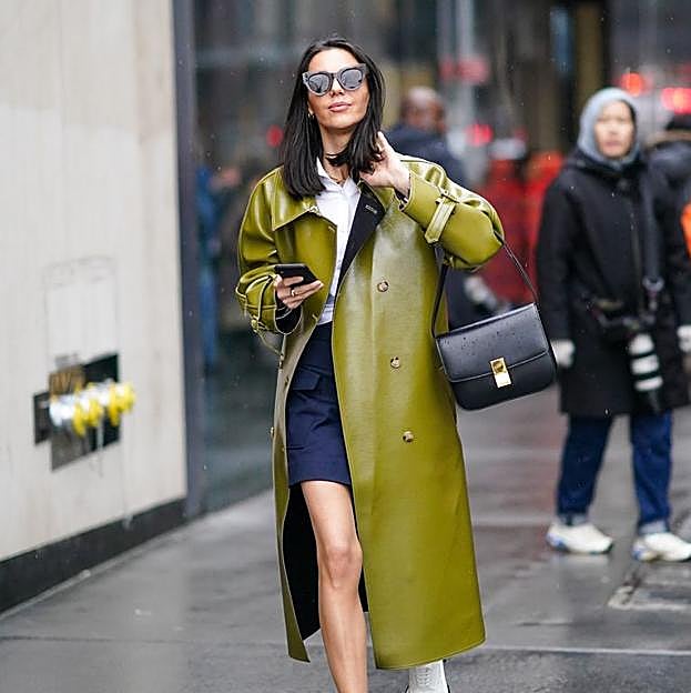 Hemos encontrado la trench de cuero que no para de agotarse porque es preciosa y rejuvenece