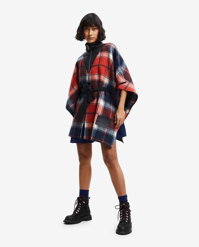 Poncho estampado a cuadros con cuello subido a contraste efecto acolchado con cremallera y cinturón de lazada, de Desigual. Tiene un precio de 89,95 euros. Cómpralo aquí
