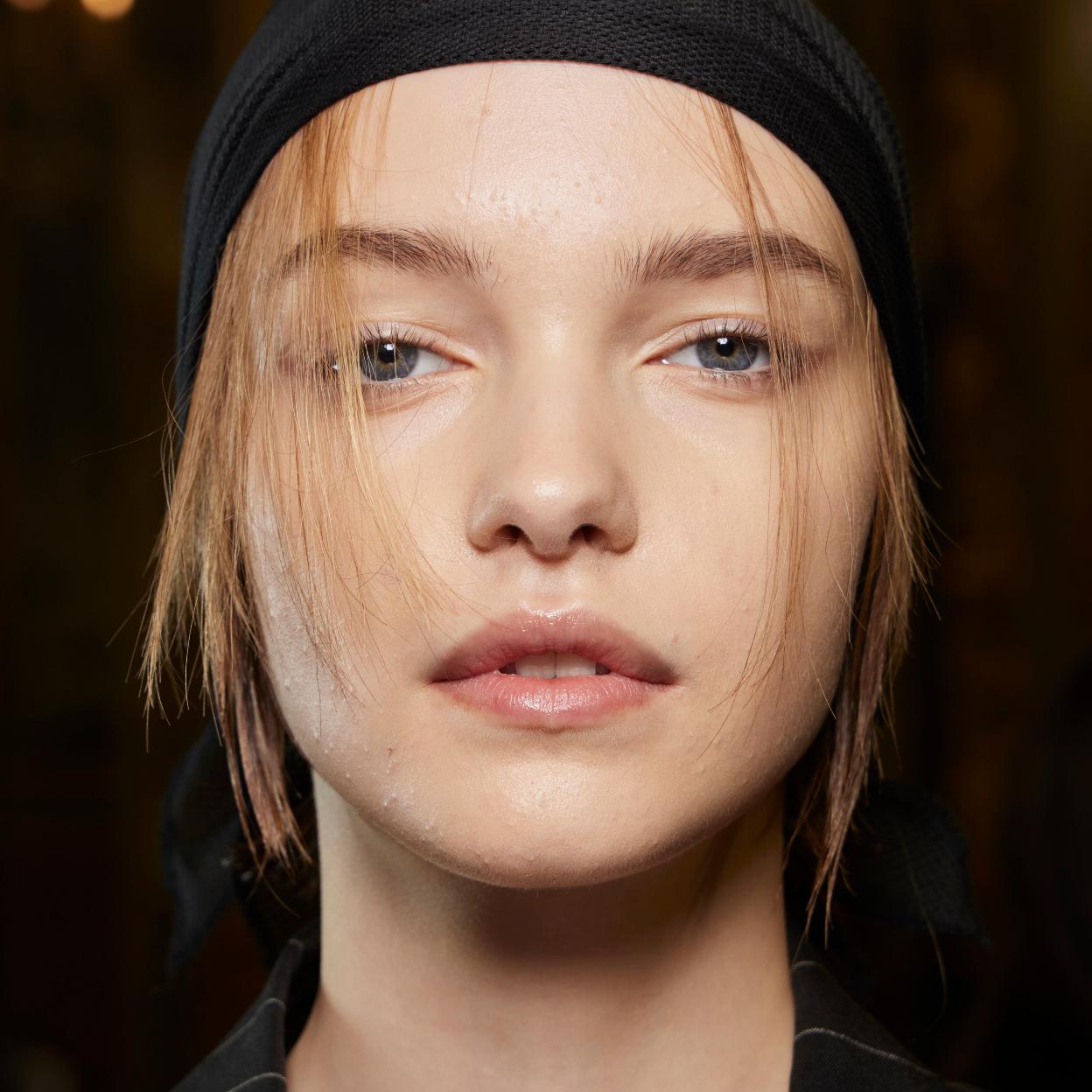 La técnica Face Taping está arrasando en TikTok, pero ¿realmente funciona?