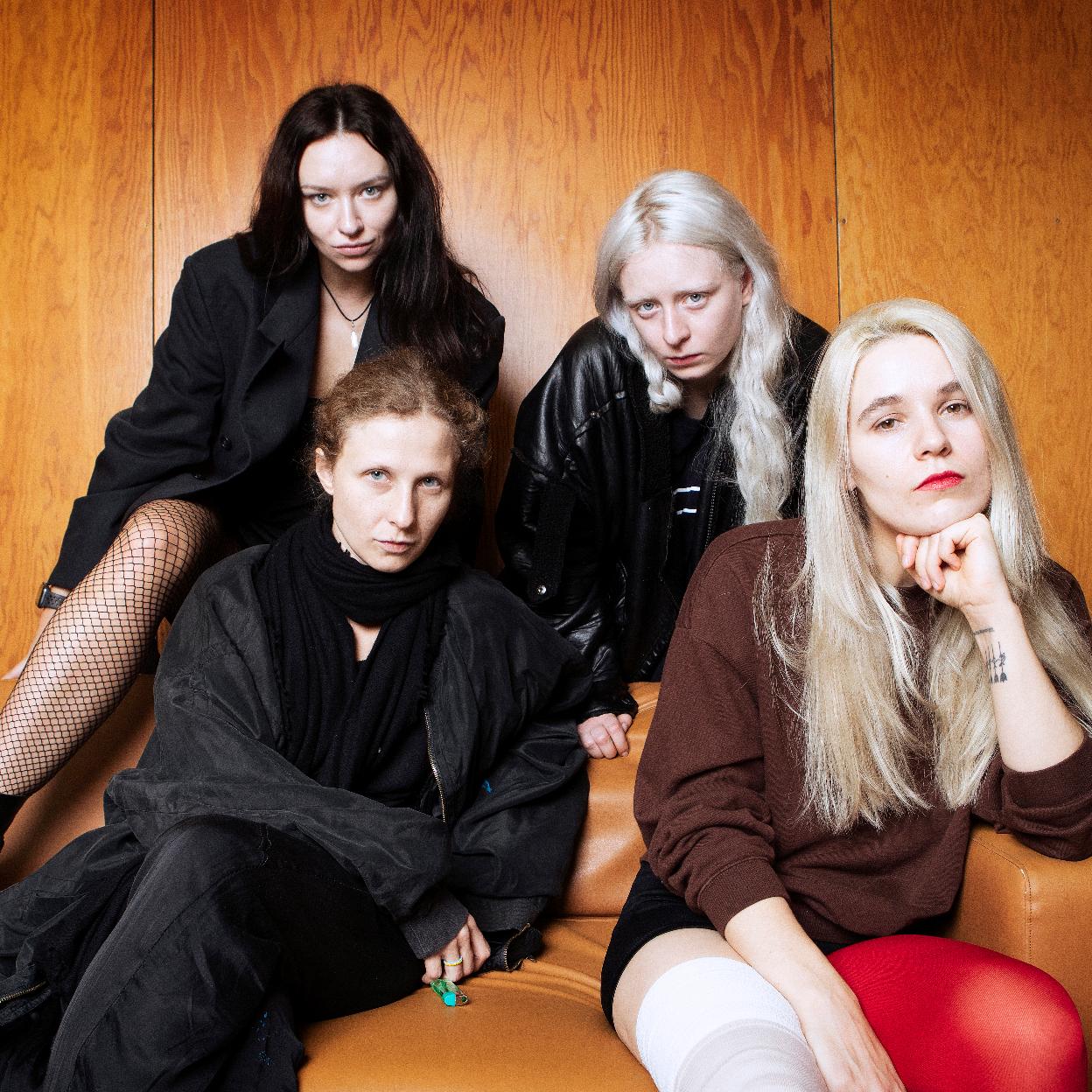 De iezquierda a derecha, María Aliójina, Diana Burkot, Olga Borisova y Taso Pletner, las cuatro integrantes del grupo Pussy Riot.