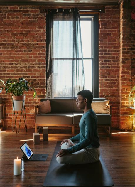 Imagen - Practicar yoga restaurativo aporta grandes beneficios a tu salud mental/UNSPLASH