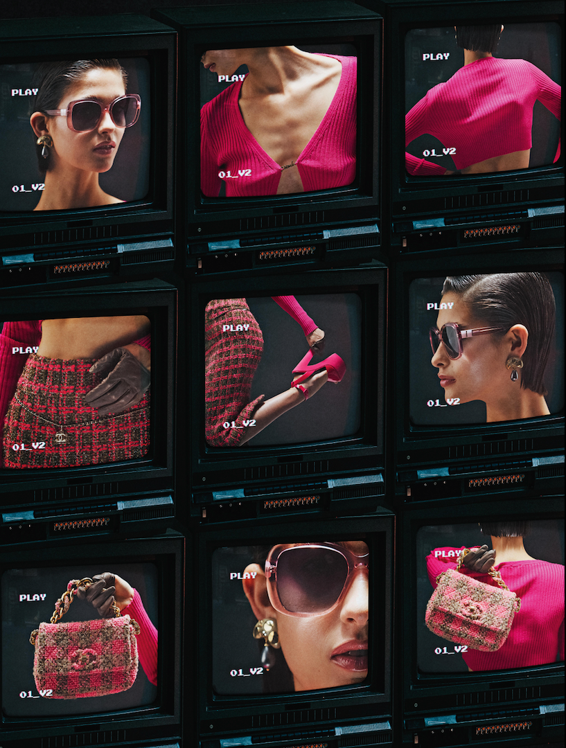 Top abierto de punto, de Pinko; falda y bolso de tweed, pendientes y cinturón con logotipo, todo de Chanel; guantes de cuero, de Sportmax, plataformas de Giuseppe Zanotti y gafas de sol, de Mó de Multiópticas.