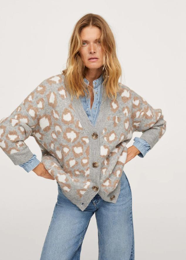 Cárdigan de punto grueso con estampado animal en color gris. Tien un tejido de lana, diseño recto, cuello pico y botones en la parte delantera. Cuesta 27,99 euros.