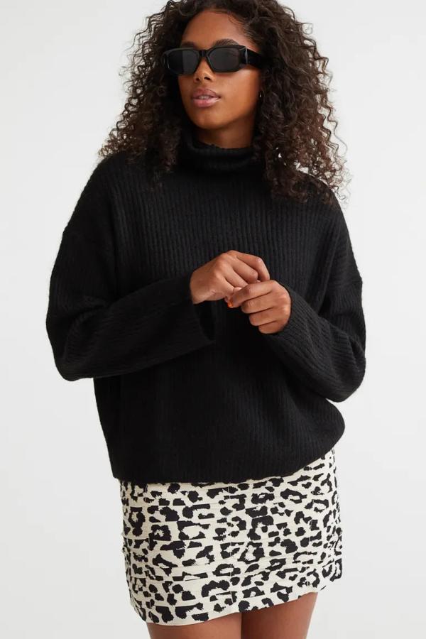 Falda corta de H&M con tejido crepé y costuras fruncidas delante y por detrás. Cuenta con un ligero drapeado, cremallera oculta y lateral. Cuesta 19,99 euros.