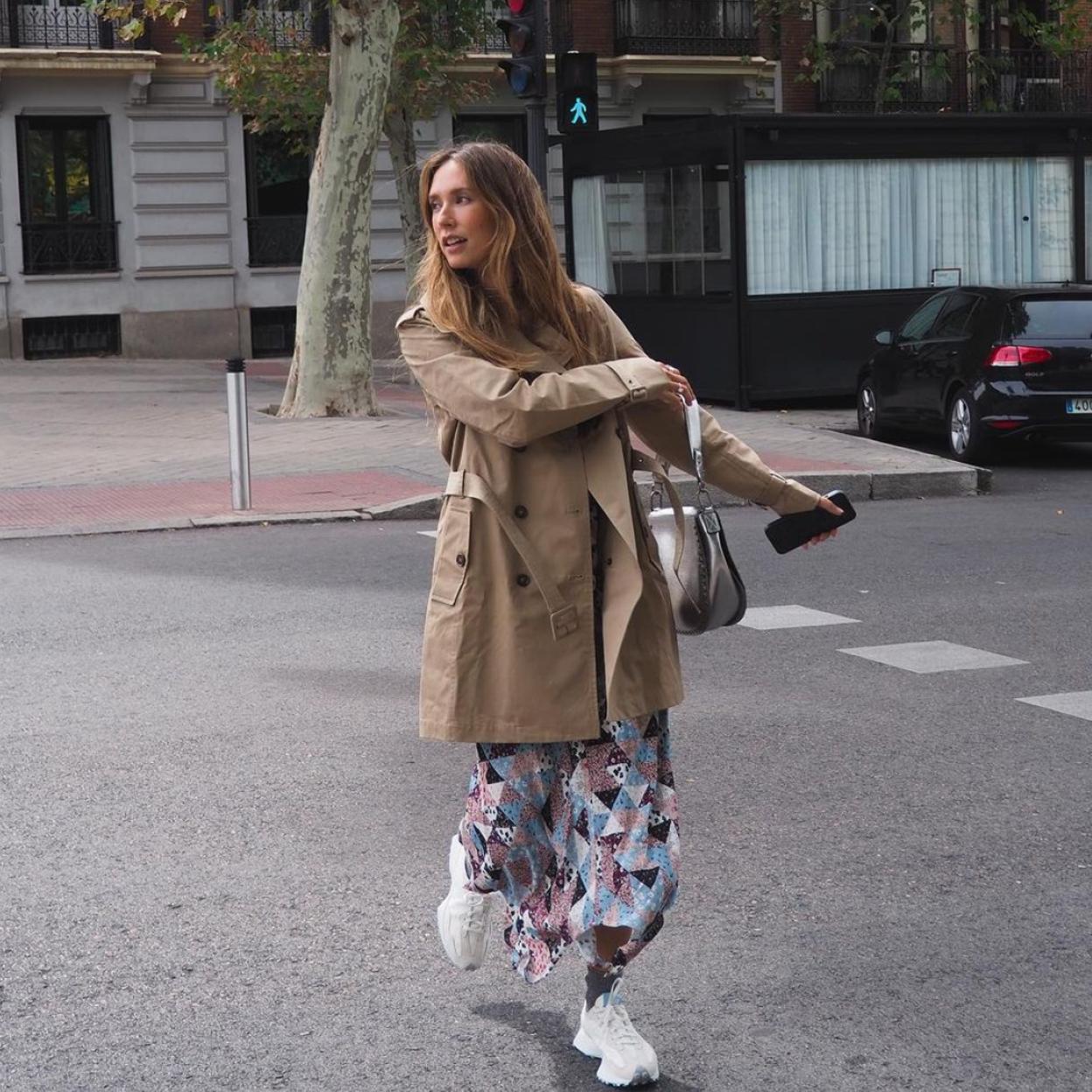 La influencer Grace Villarreal con un look con gabardina.