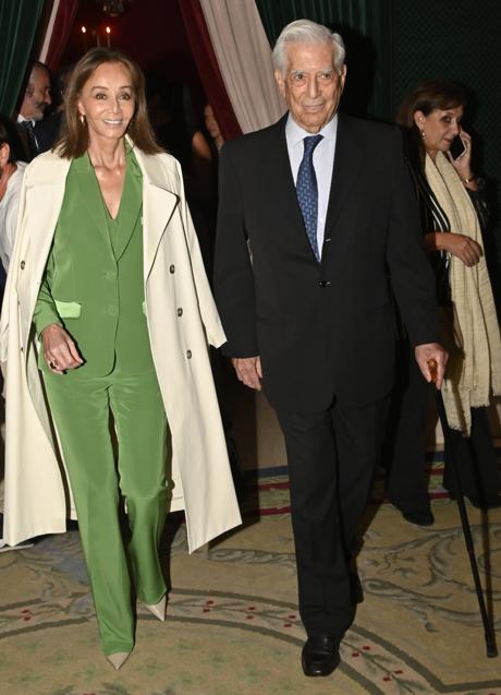 Imagen - Isabel Preysler, con un traje verde, junto a Mario Vargas Llosa. / GTRES