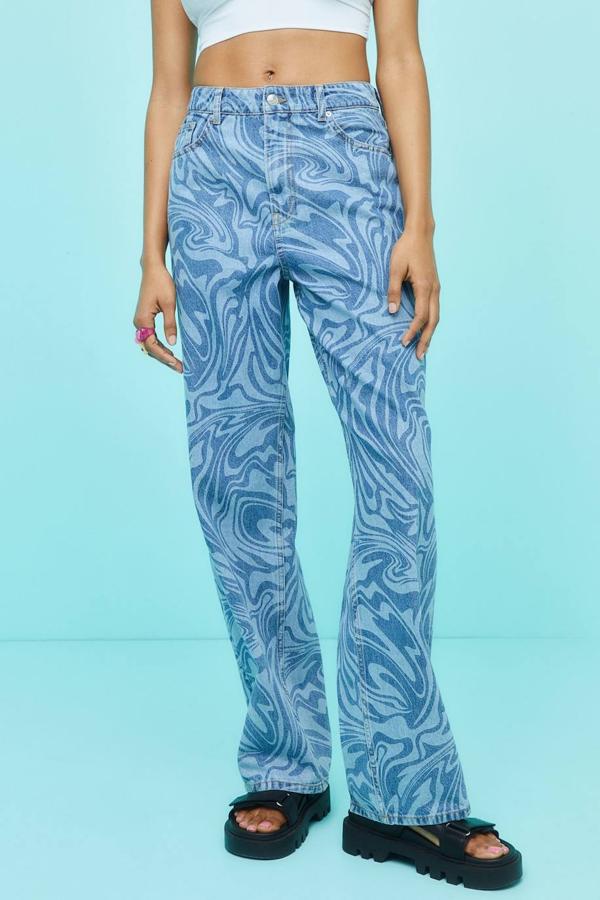 Jeans baggy estilo noventero con tiro alto, pernera ancha, corte relajado, cinco bolsillos y estampado ondulado, de H&M. Puedes comprarlos por 29,99 euros.