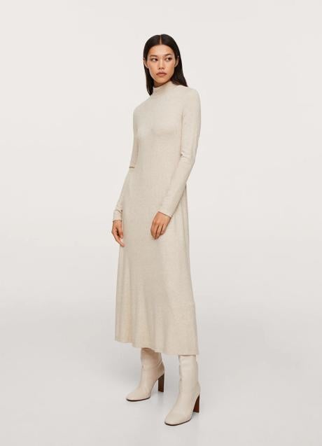 Imagen - Look con vestido de punto y botas altas de Mango Outlet. Foto: Mango Outlet.