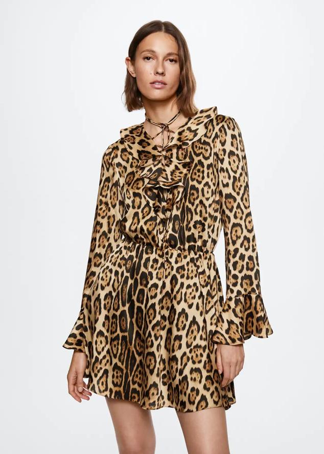 Vestido fluido con estampado animal de Mango. Es un vestido corto con volantes en la zona del escote y manga acampanada. Cuenta con una cintura elástica y es comodísimo. Cuesta 49,99 euros.