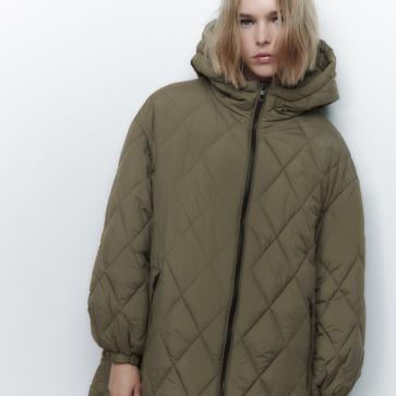 Imagen secundaria 1 - Las chaquetas acolchadas son una de las tendencias clave de la temporada otoño-invierno. Chaqueta larga con capucha de Zara (49,99 euros). 