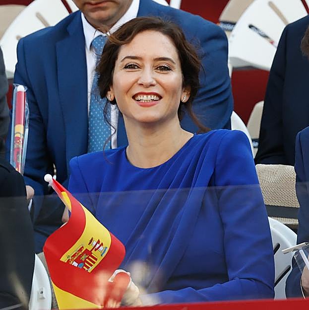 El vestido azul de Isabel Díaz Ayuso, el look más elegante y favorecedor del Día de la Hispanidad (que puedes copiar en Zara)