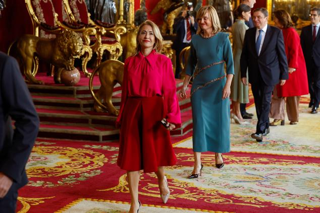 La ministra de Transporte, Raquel Sánchez, con un look de flada y blusa en rosa y rojo. Y la ministra de Educación, Pilar Alegría, con un vestido de vogana.