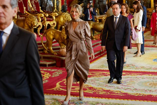 Yolanda Díaz, la vicepresidenta segunda del Gobierno, con un vestido satinado de Purificacion García.