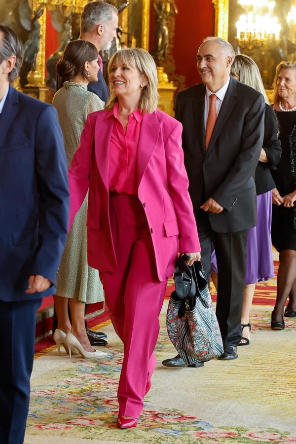 La periodista María Reyes con un traje de chaqueta y pantalón rosa fucsia súper tendencia.