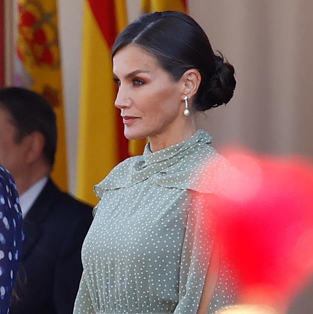 El espectacular look de la reina Letizia en el Día de la Hispanidad: un original vestido de lunares muy favorecedor que rejuvenece