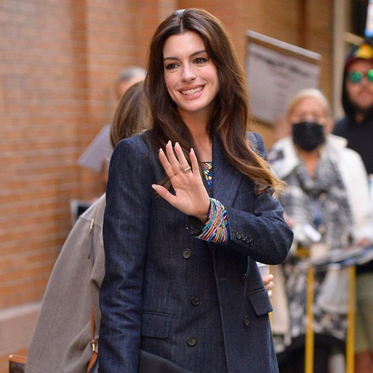 El truco fácil de las famosas para transformar los trajes básicos y que parezcan nuevos