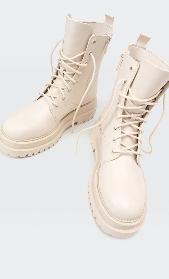 Botines combat con cierre de cordones, suela track y tirador trasero, en crudo, de Stradivarius. Los encontrarás a 39,99 euros.