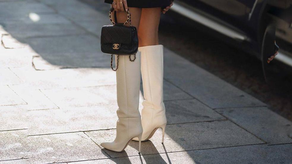 Botas altas de tacón en color blanco que aumentan la elegancia y te hacen ir a la última