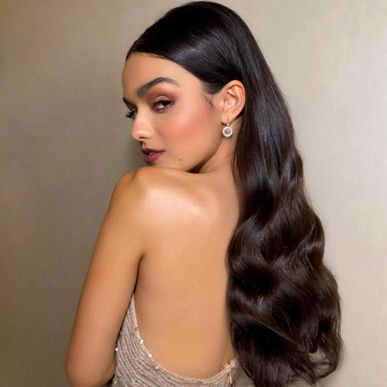 Rachel Zegler goza de una melena suave, brillante y densa como la que se consigue con este tratamiento