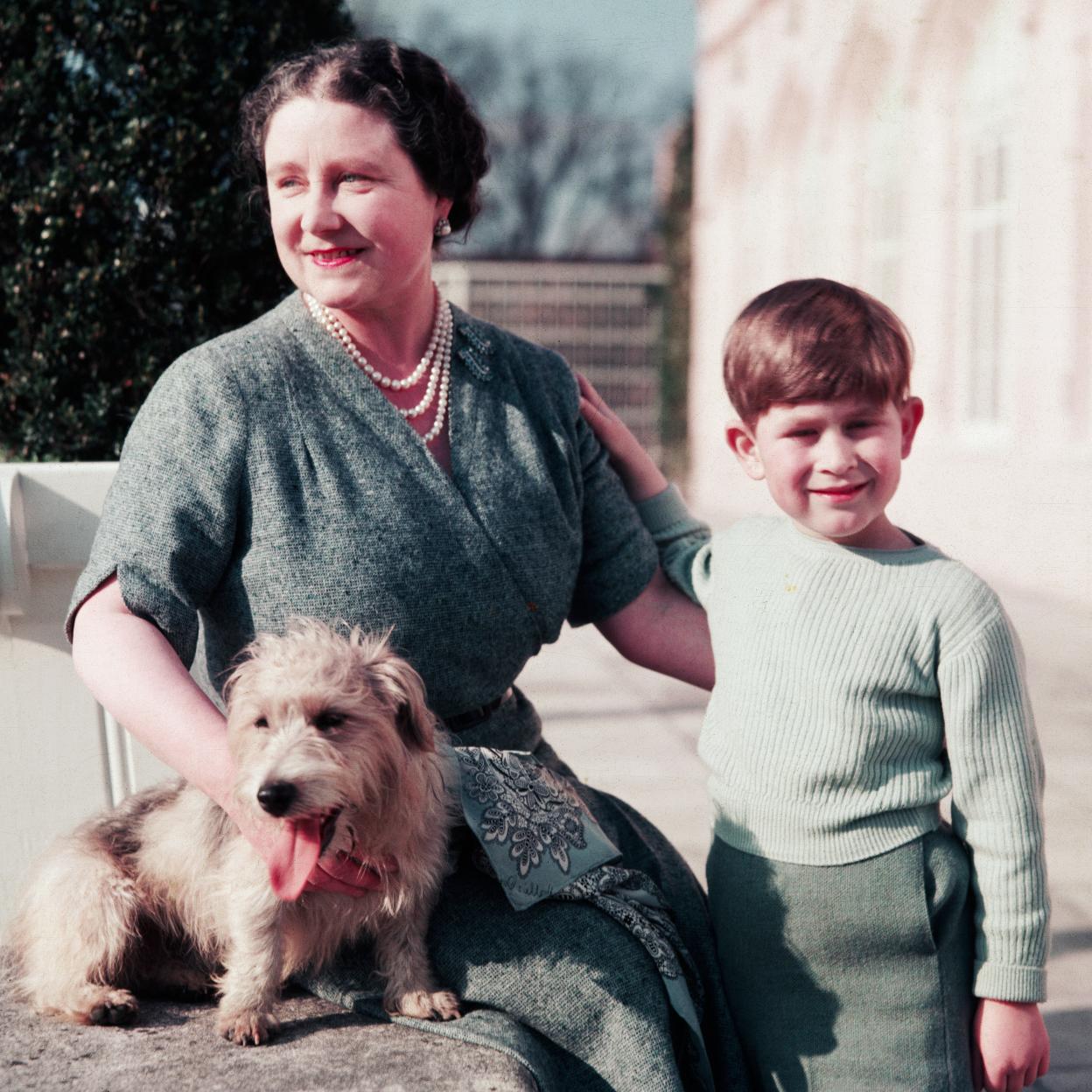 Carlos III posa en su infancia con su abuela Isabel Bowes-Lyon.
