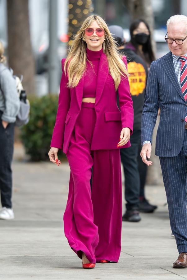 La supermodelo demostró que este traje rosa también tiene una versión algo más informal y añadió un jersey de cuello subido y corte cropped. ¿Te atreves?