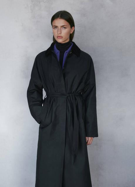 Imagen - Abrigo largo tipo trench con cuello combinado en negro