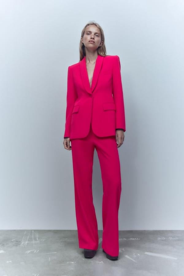 Por último, te dejamos nuestra opción low cost favorita. En Zara hay un traje rosa de dos piezas ideal y con el que conseguirás el look tendencia que, como has podido comprobar, arrasa entre las famosas. La blazer cuesta 59,95 euros y el pantalón 29,95 euros. ¡Lo queremos!