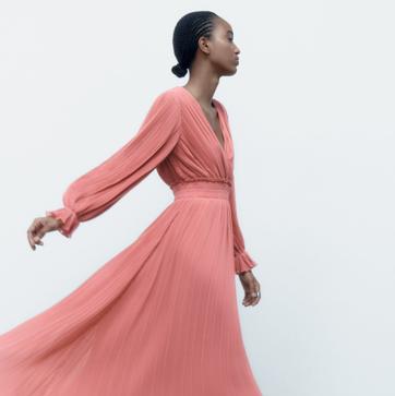 Imagen secundaria 1 - Vestido midi plisado de Zara.