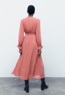 Imagen secundaria 2 - Vestido midi plisado de Zara.