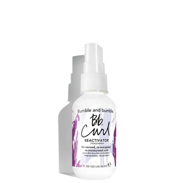 Curl Reactivator de Bumble and bumble es una bruma hidratante y activadora del bucle formulada con aceites de jojoba, coco, aguacate, manteca de karité y cacao, capaz de reducir encrespamientos, puntas abiertas, proteger la melena e impulsar la definición del rizo para un tirabuzón perfecto. Cómpralo aquí