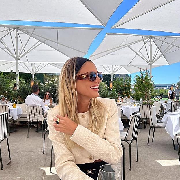 Mango tiene el traje de tweed de falda corta perfecto para llevar con botas altas