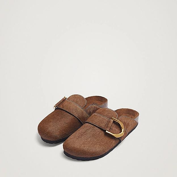 Zuecos efecto pelo con hebilla dorada